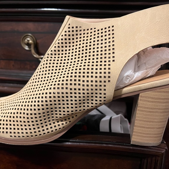 Leather ankle shoe with Velcro strap - Picture 3 of 3